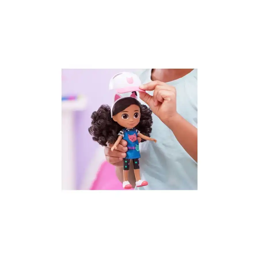 Spin Master 6065858 - Gabby Dollhouse Bambola Gabby Versione Viaggio