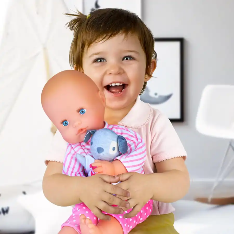 Nenuco - Bambola morbida 42 cm con vestitino rimovibile, le braccia si chiudono in un abbraccio, include un cagnolino morbido