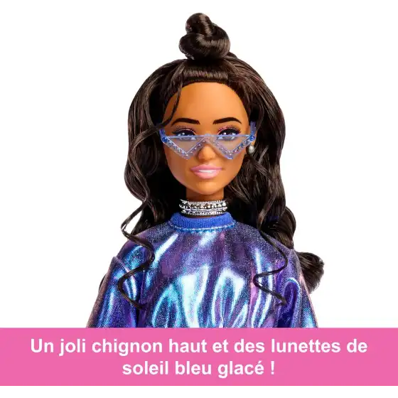 Barbie Deluxe Fashionistas JFP42 - Barbie con Top e Gonna Blu Metallizzato e Capelli Ondulati
