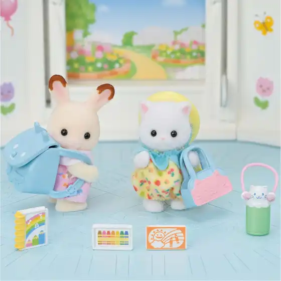 Sylvanian Families - Amici dell'Asilo - A Passeggio – Set di 2 Bebè con Zaino, Cappello e Accessori
