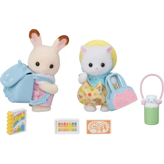Sylvanian Families - Amici dell'Asilo - A Passeggio – Set di 2 Bebè con Zaino, Cappello e Accessori