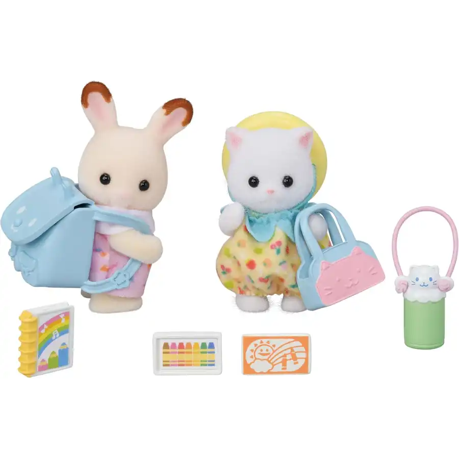 Sylvanian Families - Amici dell'Asilo - A Passeggio – Set di 2 Bebè con Zaino, Cappello e Accessori