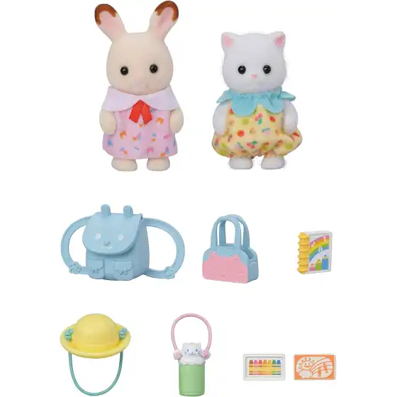 Sylvanian Families - Amici dell'Asilo - A Passeggio – Set di 2 Bebè con Zaino, Cappello e Accessori