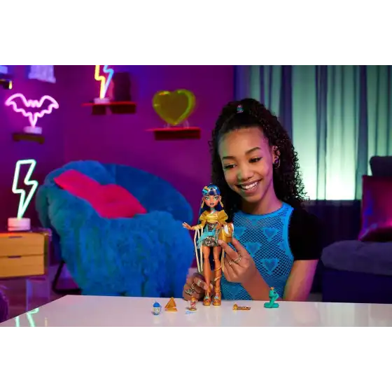 Monster High - Cleo De Nile , bambola con Camicetta Dorata e Gonna a Strati,Cucciolo di Cobra Hissette HXH74