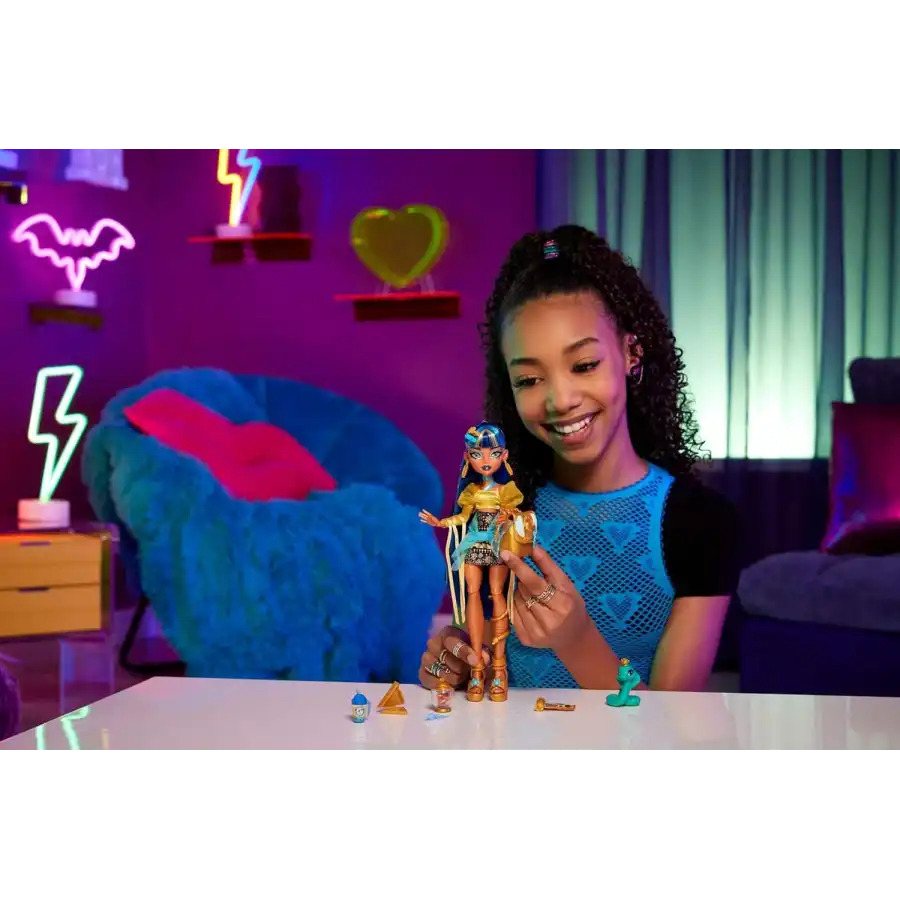 Monster High - Cleo De Nile , bambola con Camicetta Dorata e Gonna a Strati,Cucciolo di Cobra Hissette HXH74