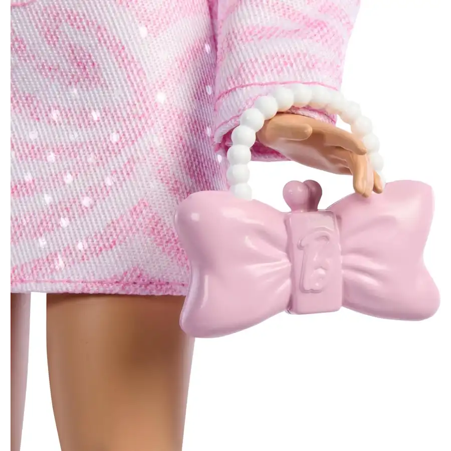 Barbie - Deluxe Style n. 9, Bambola Bionda con outfit in denim rosa JJN69